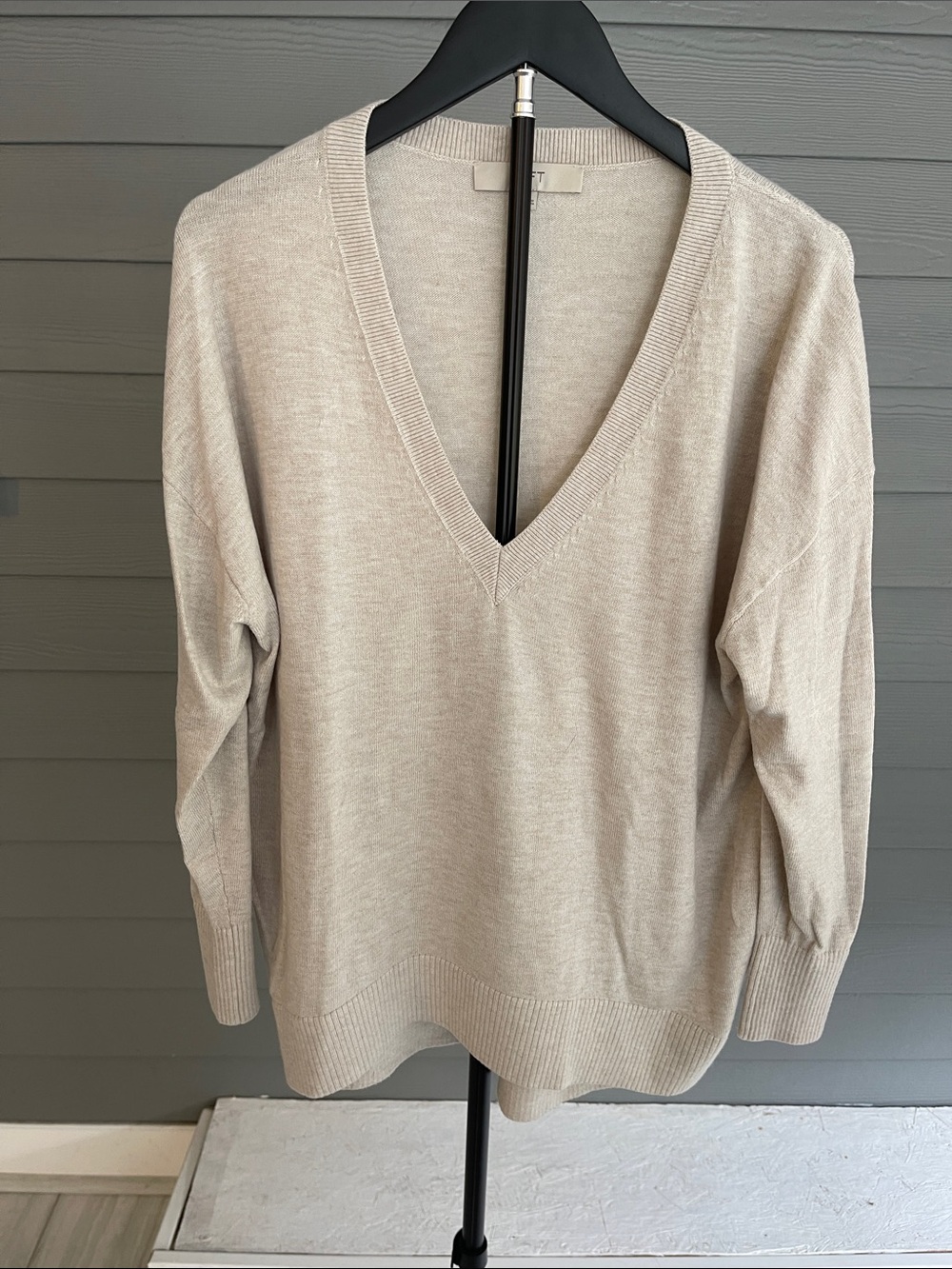 LOFT Women's V-Neck Sweater in Light Beige Size Medium